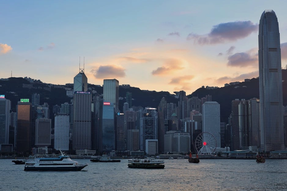 Skyline moderno di un distretto finanziario al tramonto.